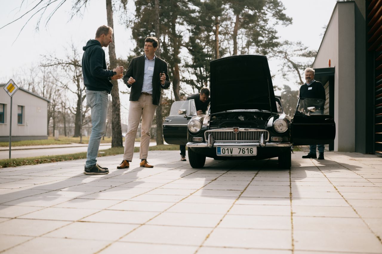 AUGEMO team presenting a classic MG roadster